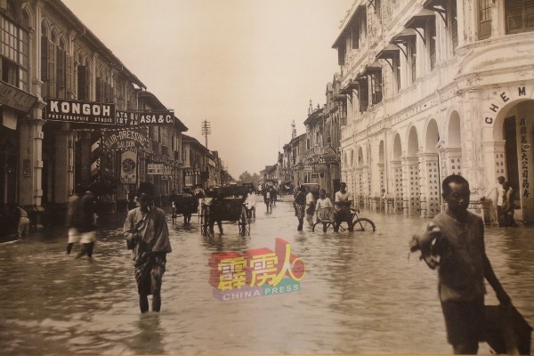 透过一张1911年怡保大水灾的旧照片，能看出当时于平记栈对面的商业街所营业的6家店面。