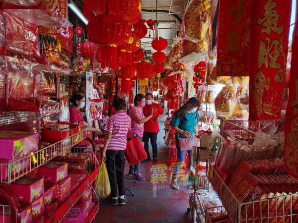 各神料店虽备有充足货源供应市场，却因疫情及管制令和各项新年标准作业程序而受影响。