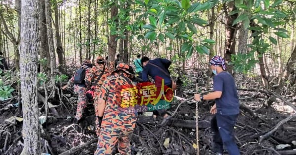 消拯员和警员进入沼泽地搜救1名已失联6天的印尼籍男子。