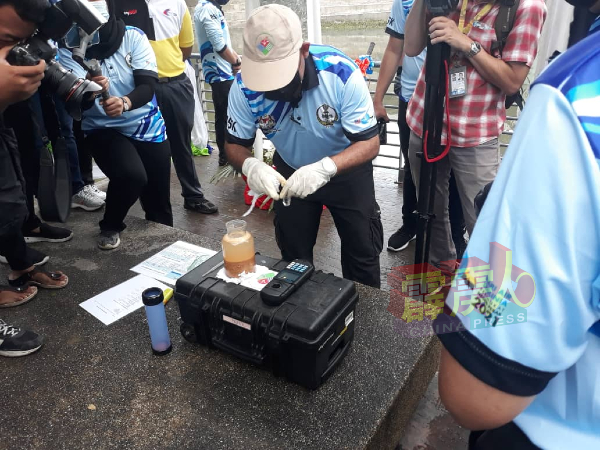 环境局职员正在测试近打河水质。