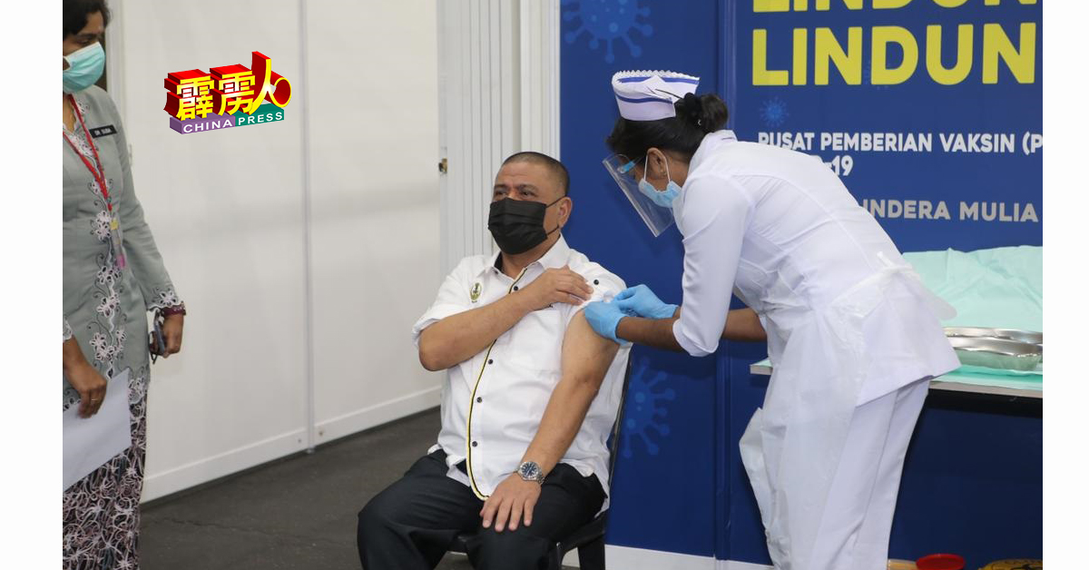 霹州大臣拿督沙拉尼接种疫苗，成为霹州内接种疫苗第一人。