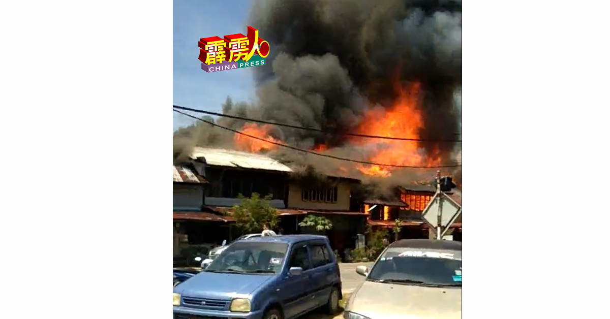 吉辇县甘榜新邦迪哥（Kg Simpang Tiga）共有3间店屋，于週二（9日）下午近2时发生火灾。