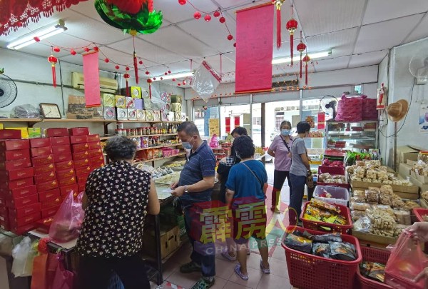 一些土产店出现人潮，选购本地著名土产。