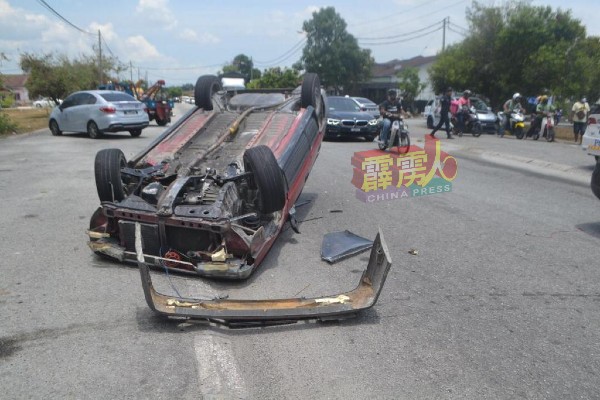 偷车贼驾着偷车在马路上逃亡时，越车不果发生车祸，并撞得四轮朝天。