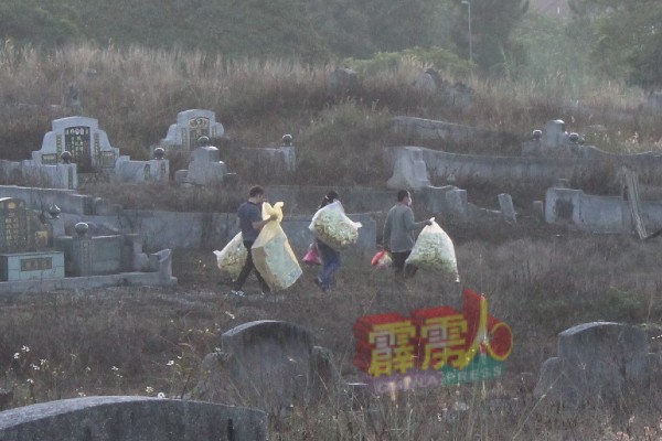 拎着大包小包的金银衣纸，民众扫墓去。