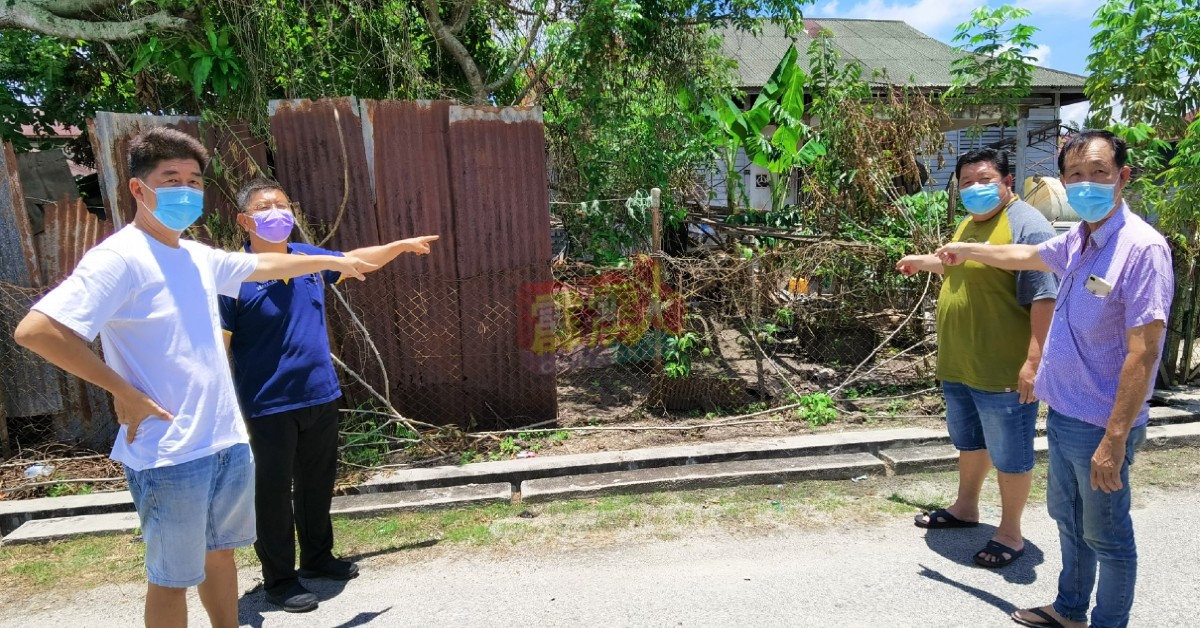 余深熙（左起）、雷端锦、林守国和江国华，指该村爆发基孔肯雅症的源头，是来自1间堆满杂物的空置民宅。