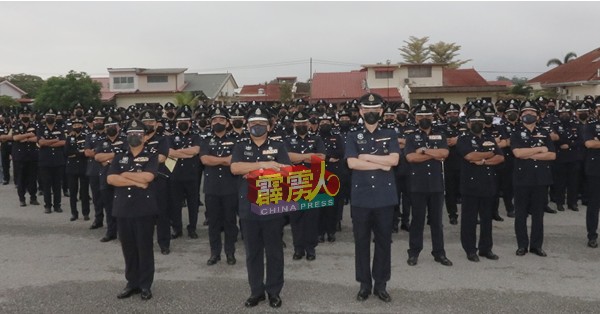 来自怡保警区的警官及警员，踊跃出席214周年警察日活动。