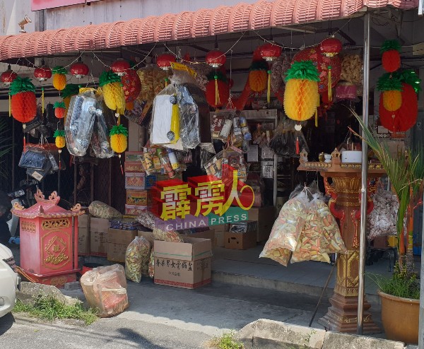 由於大多数义山仍处於封山状态，以往清明节前往神料店选购纸扎品的热闹景象不再。