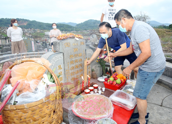 民众都很自律及遵守人数限制，彼此合作在最短时间完成祭祖仪式。