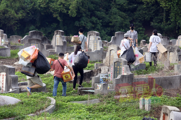 大清早，各人携带祭品及冥镪登上坟地，准备扫墓。
