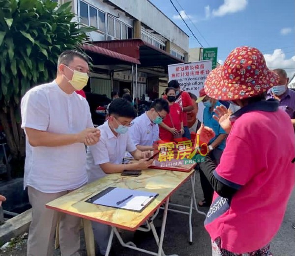 霹州行动党全州跑透透，为选民登记疫苗接种，倪可敏（左）也亲自到场鼓励选民登记以让我国早日实现全民免疫目标。左2为后廊火箭社区中心负责人郑传毅。