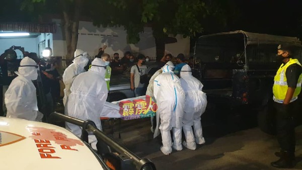 医护人员在完成调查后，将女死者遗体送往怡保苏丹后拜浓医院太平间进行解剖，以证实死因。