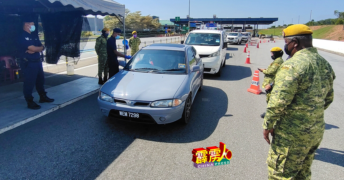 警员与志愿警卫团人员，严厉检查途经南北大道江沙收费站的所有车辆，驾驶人士皆出示合法信件或是通行证，才可继续行驶。