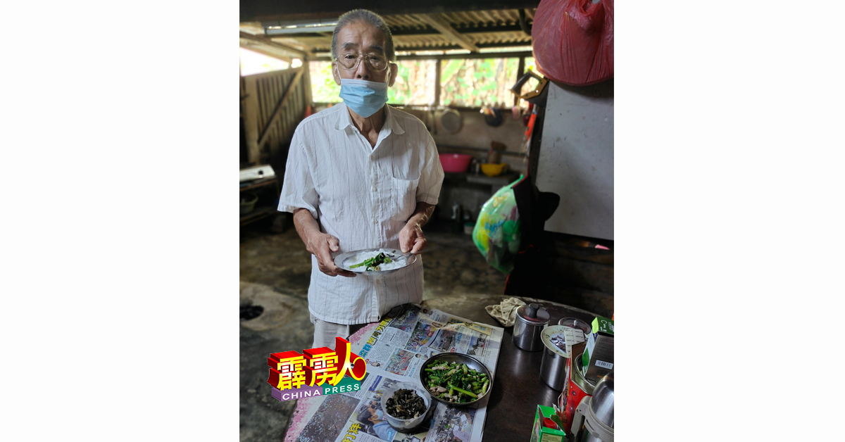 林洪目向记者展示的菜餚，碗碟还有冰箱馀温，证明是从冰箱取出的隔夜菜。