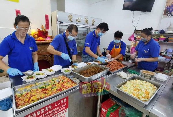 爱心饭堂获得义工的爱心付出，每天定时到饭堂为有需要者準备食物。