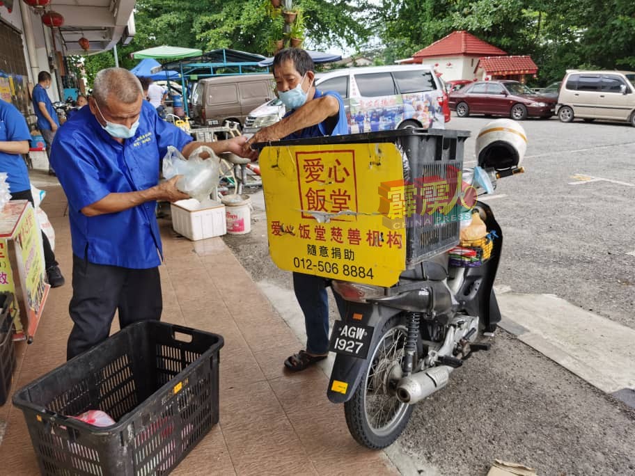 这名年长者（右）为慈善活动不遗余力，每天骑着摩哆参与派饭送暖的活动。