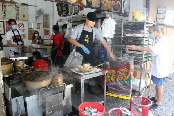 開齋節4天連假，導致一些茶室生意大好，忙於烘培食物以應接顧客需求。