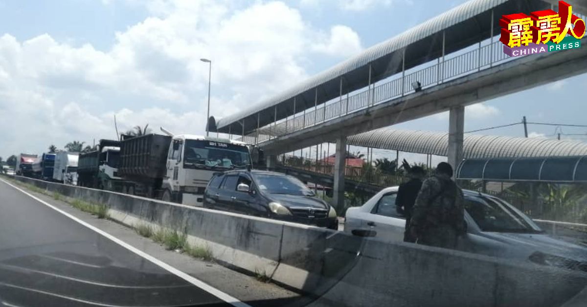 雪州沙白安南与安顺县交界处的路障处，车流量并不多。