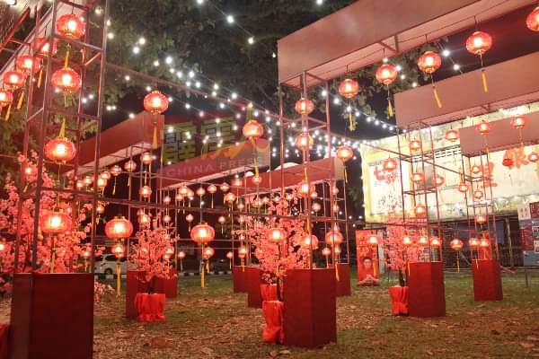 狮尾新春景观以168盏大红灯笼打造，配合顶上的上千盏小黄灯，显得金光灿灿，十分喜庆。