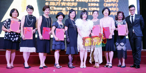 陈慧娟（左5起）陪同陈帼英，颁发服务奖给在怡保圣母玛利亚小学分别服务了15年、25年及25年的教师。