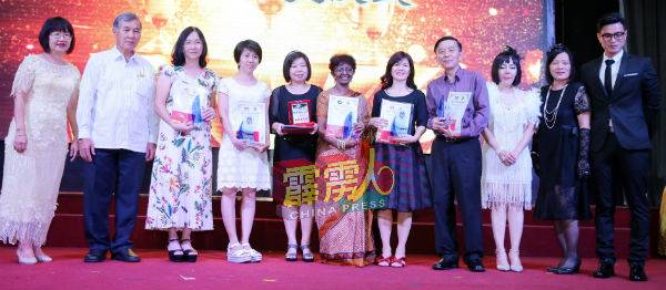 大会也颁赠纪念品给荣休的中小学老师。