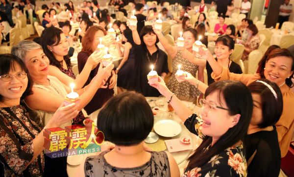 为感谢老师的用心与服出，陈帼英也为每一名出席的老师送上小蛋糕，让老师开心欢庆教师节。