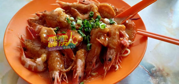 喜州新村驰名的乾咖哩生虾面鲜甜美味，令人颊齿留香。