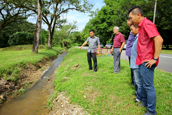 郑国霖（左）联袂市议员团队，巡视流入太平湖的水道，研究改善工程，右起王星元、黄志忠、黄书文及许荣联。