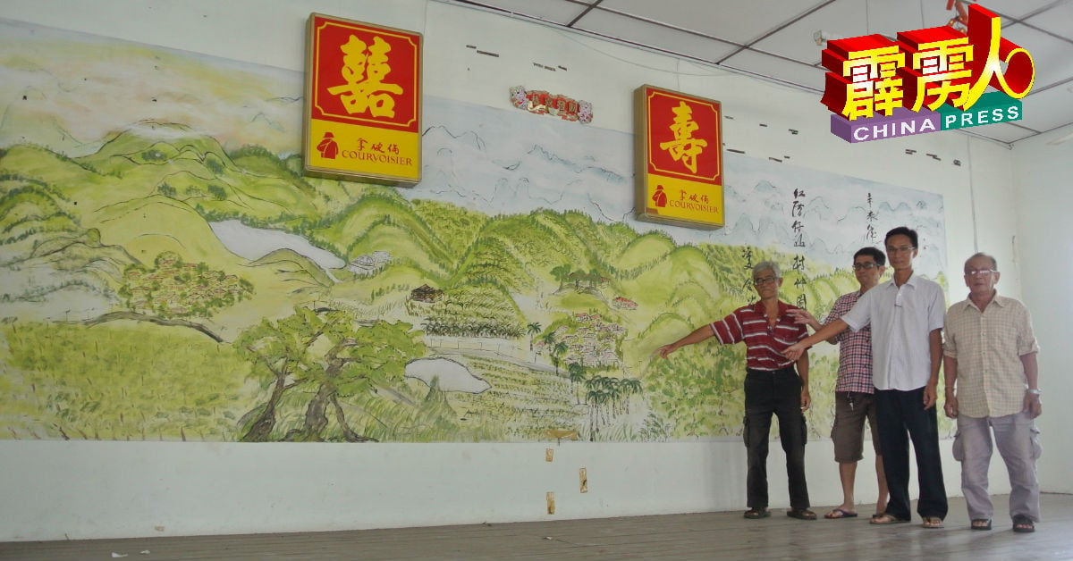 张南松（左起）、李金安、黄景祥及李祺祥引领记者拍摄曾吉京丁新村一幅30呎乘6呎的新村全景图室内壁画。