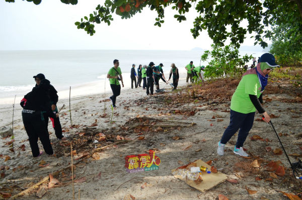 公务员房屋贷款局团队清洁昔加里海岸。