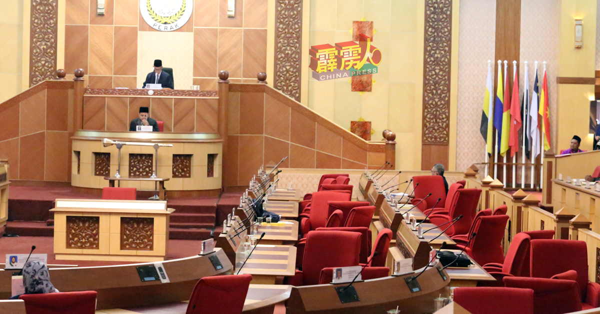 反对党议员离席后，议会厅上的席位即时空了一半。