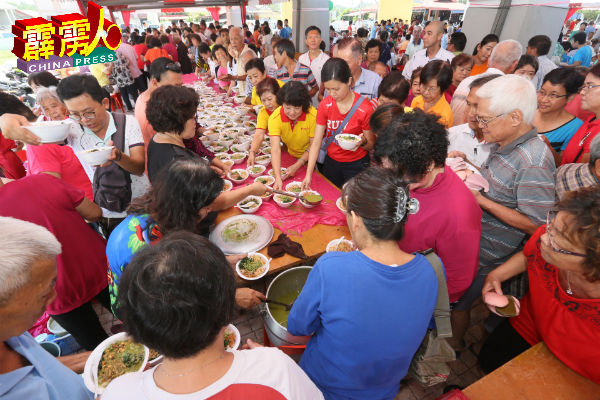 双溪古月5月1日举办“与村民共庆五一河婆擂茶节”，吸引千人共襄盛举。（ 档案照）