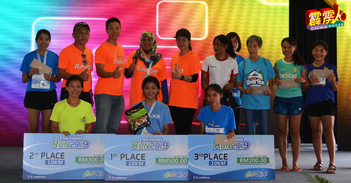 李奕汕（站排左2起）、李涎松和10公里女子组的优胜者。