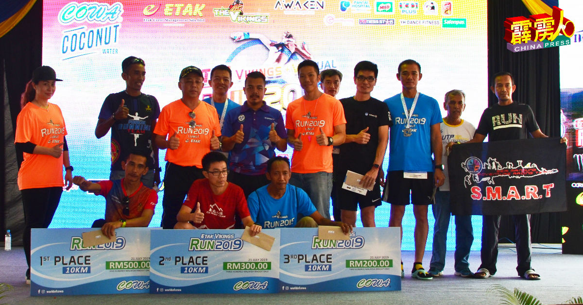 李奕汕（站排左2）、李涎松（站排左6）及10公里男子组的优胜者。