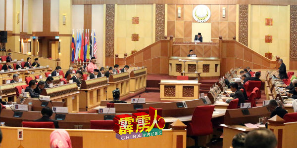 霹州行政议员阿斯慕尼週三代表大臣在州议会回答问题时，指普腾轿车已不属于马来西亚时，引起朝野双方的骂战。