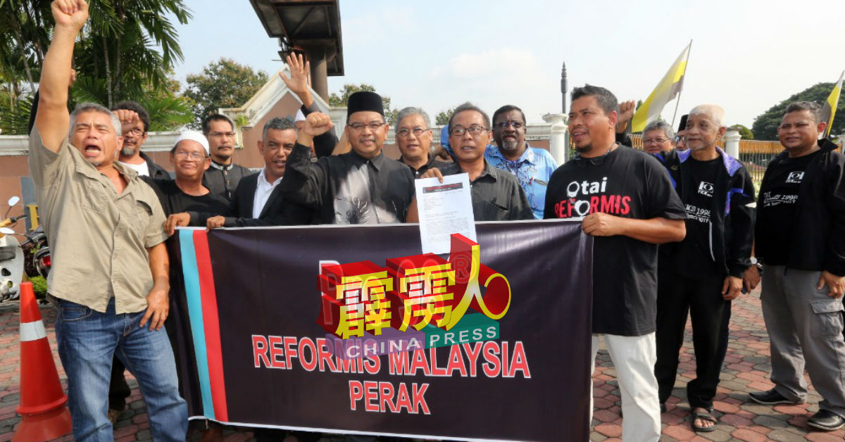 马来西亚烈火莫熄组织霹州分会逾20人在霹雳州秘书署外进行和平请愿，希望霹州希盟政府指示霹州行政议员杨祖强及尤努斯休假。
