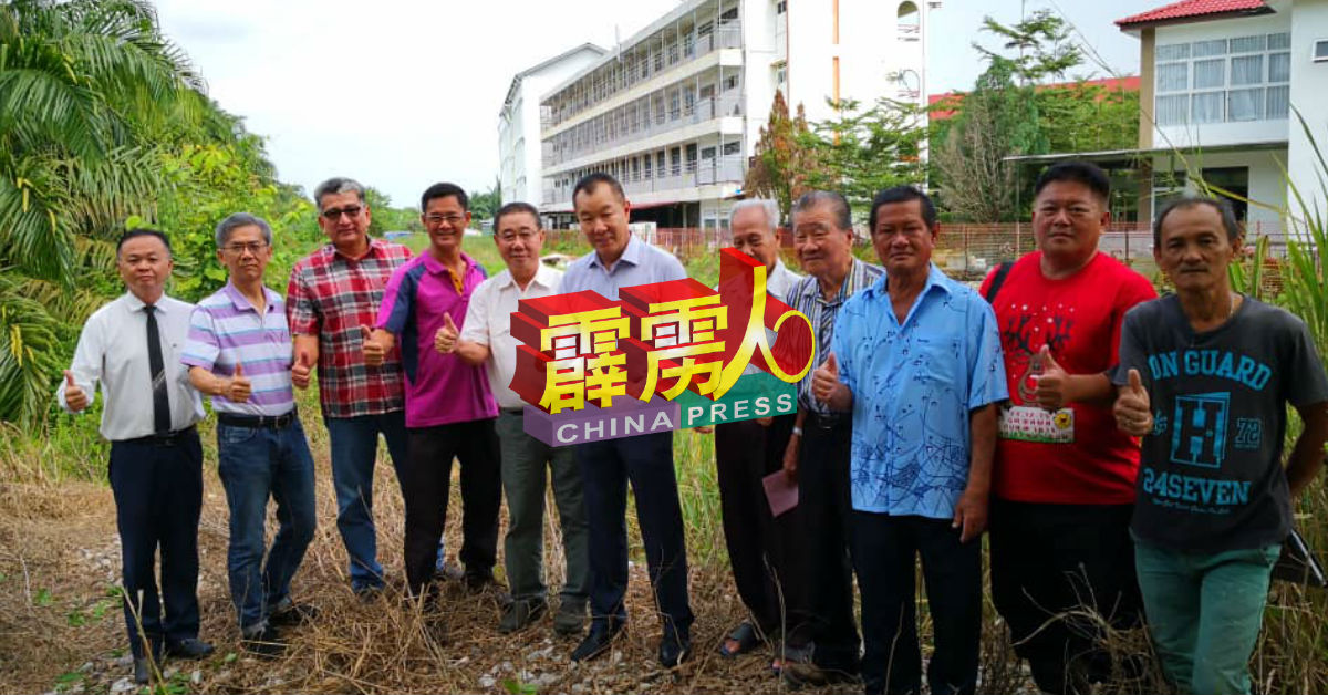 吴亚烈（左5起）、蔡金徕及董事部领袖，一起视察铁道局地段。
