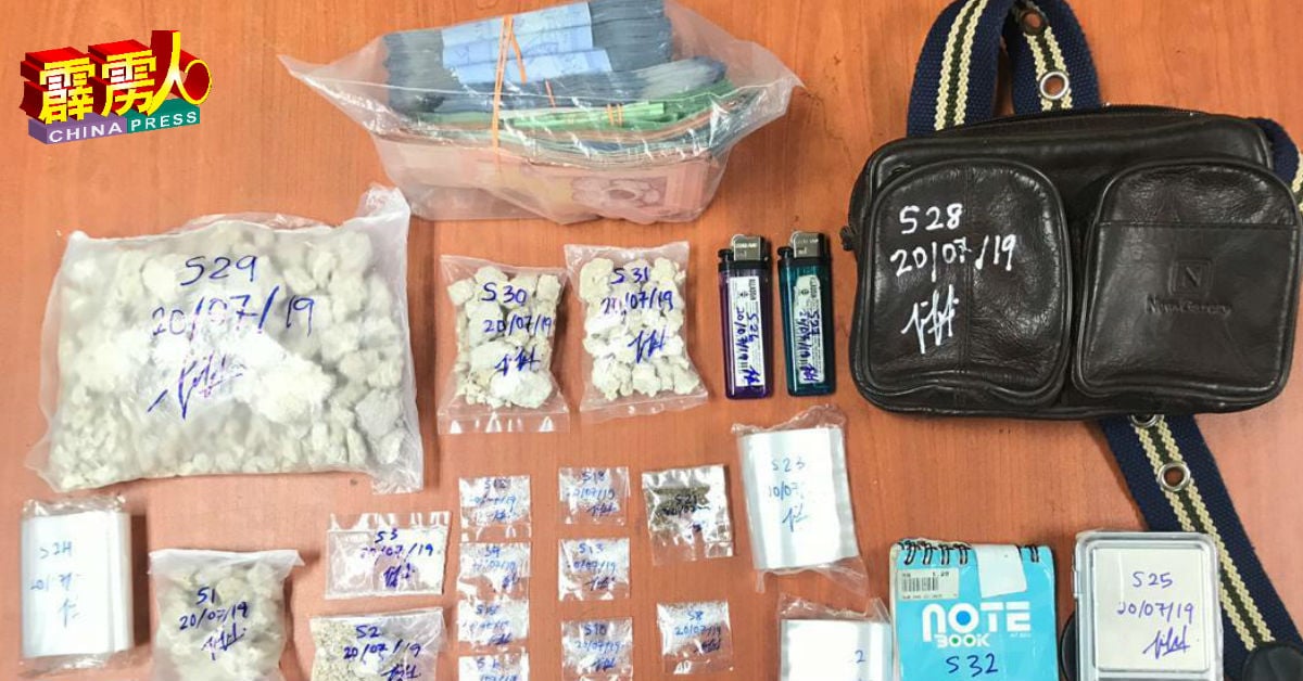 警方起获424.5克海洛因等物。