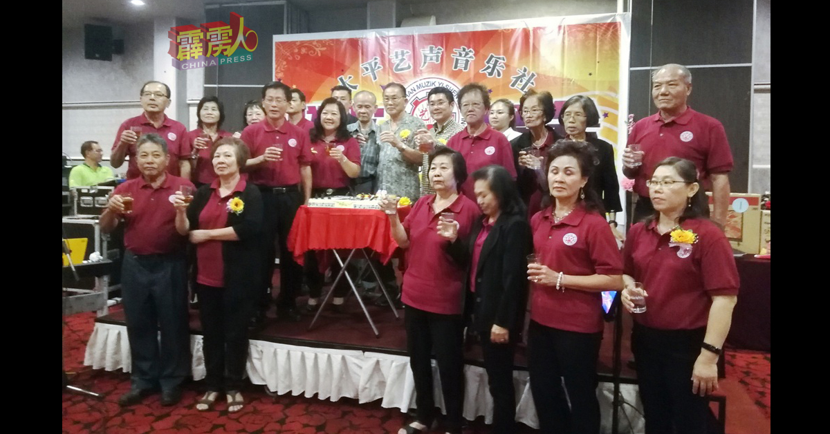 太平艺声音乐社设宴庆祝成立49周年，嘉宾理事齐敬酒向来宾致谢。