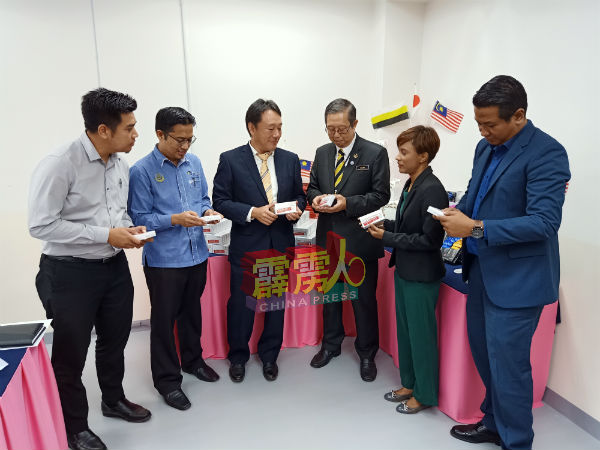莫哈末尼查（右3）率一众与外国投资有关单位的官员，对Sagami公司进行工作访，获该公司樋沢洋亲自招待。