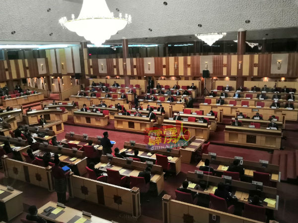 霹州青年议会于州议会厅内展开。