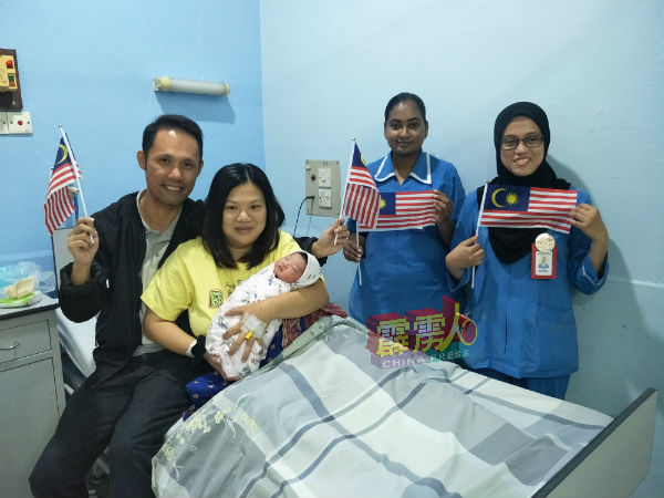 怡保近打医院也迎来2.9公斤重的国庆日女婴。
