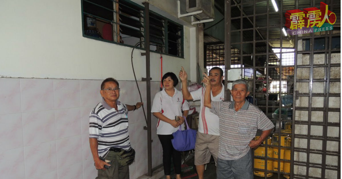 竹芭村长温珍妮（左2）前往现场，向余国文（左起）、餐馆东主黄氏及曾耐和瞭解情况。