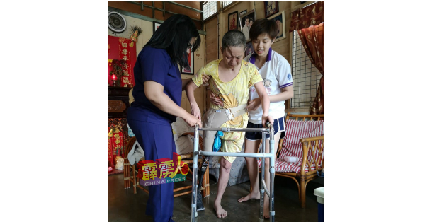 黄桂允（中）获霹雳人民专科医院，提供所需的医疗协助。
