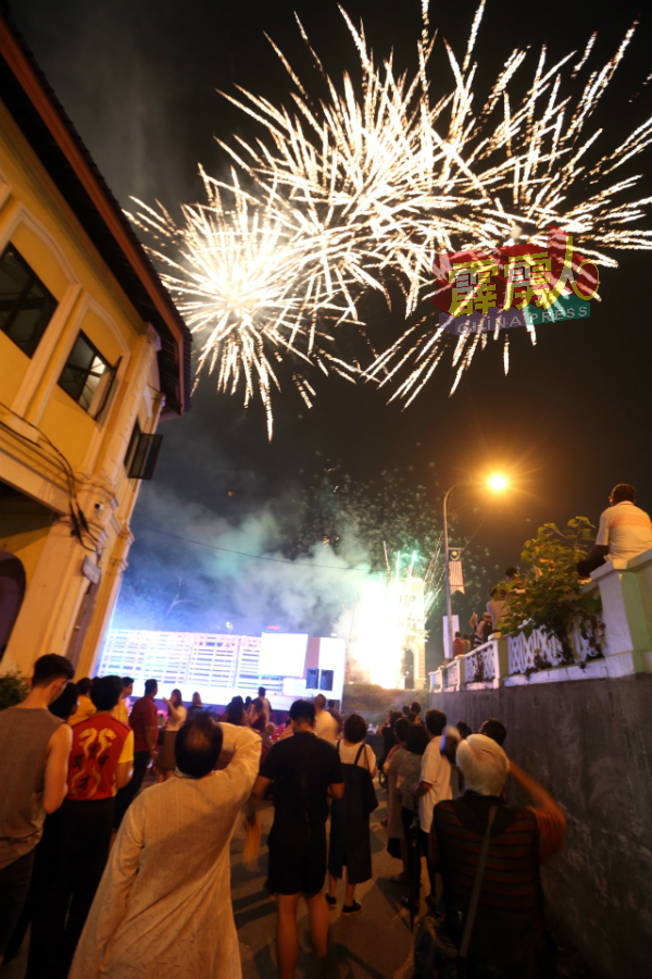 “怡保艺术祭2019”（Art Ipoh 2019）开幕仪式也燃放璀璨的烟花。