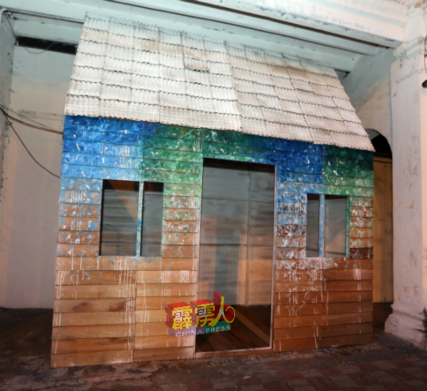 此艺术作品名为“Abu Go Home”，也是为一名流浪汉所建设的家。