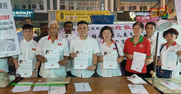 植旷荣（左3起）与冼观燕及党员连续两周在夜市展开“齐齐抢救华教签名活动”，以收集市民签名反对爪夷字课题，迄今已收集到接近3000人签名。