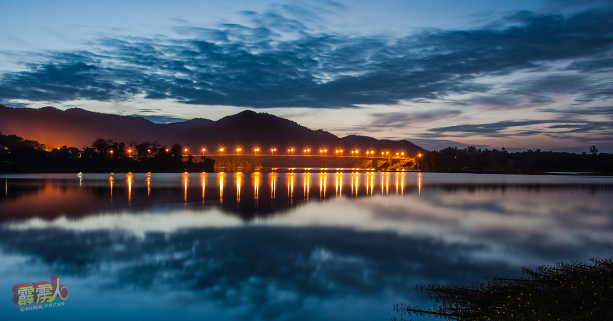 .晨曦时分，拉畔湖宛如一面镜子，把天空的云朵映在湖面上，再加上远方的拉惹纳兹林沙桥的幽幽灯火，煞是好看。