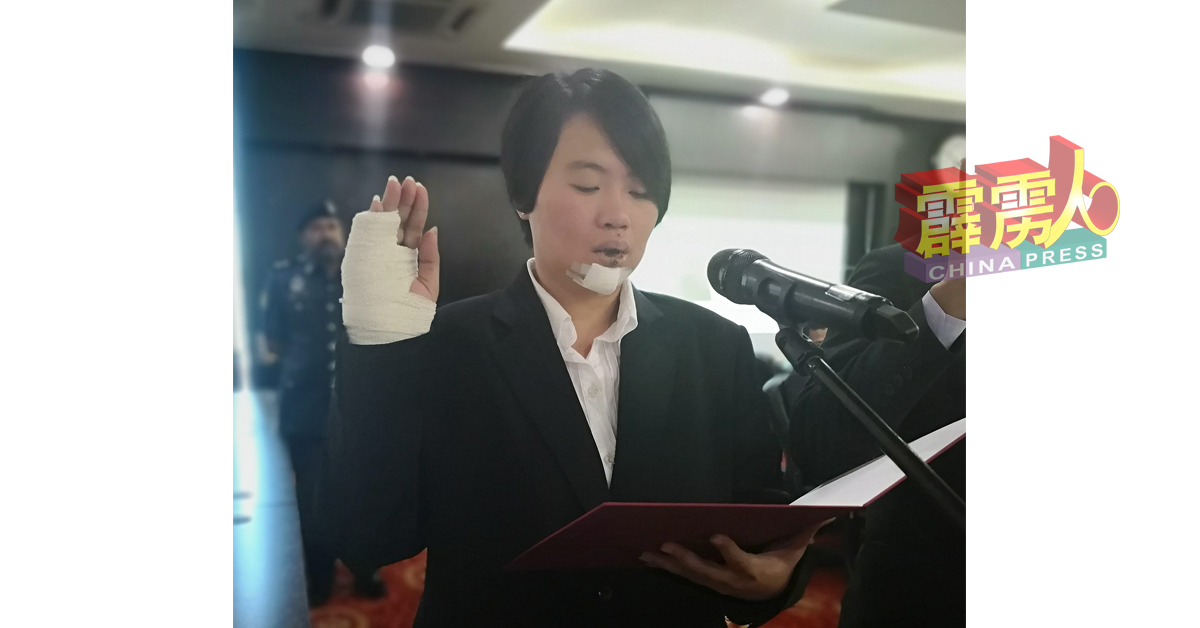 新任江沙市议员陈淑莹虽意外受伤，仍抱伤上阵，宣誓就职。