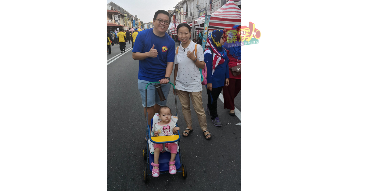 蔡松强与刘慧棋夫妇，携带孩子支持江沙无车日活动。